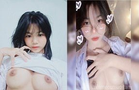 O garoto estava frio no quintal quando seu irmão mais novo vestido e vestido de glamouroso