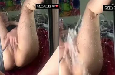 Linda garota do chão verde sabe como tirar uma doce selfie
