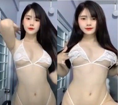 Rabbit NGOC tira uma selfie com um pepino, fazendo com que a boceta emite muita água