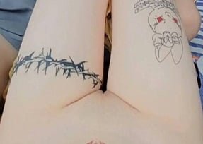 Linda garota com enorme boceta gosta de sair do sexo