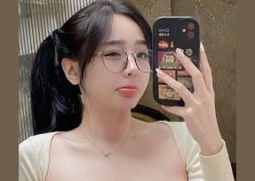 Linda secretária Sweet Fox gosta de dançar na equipe do magnata